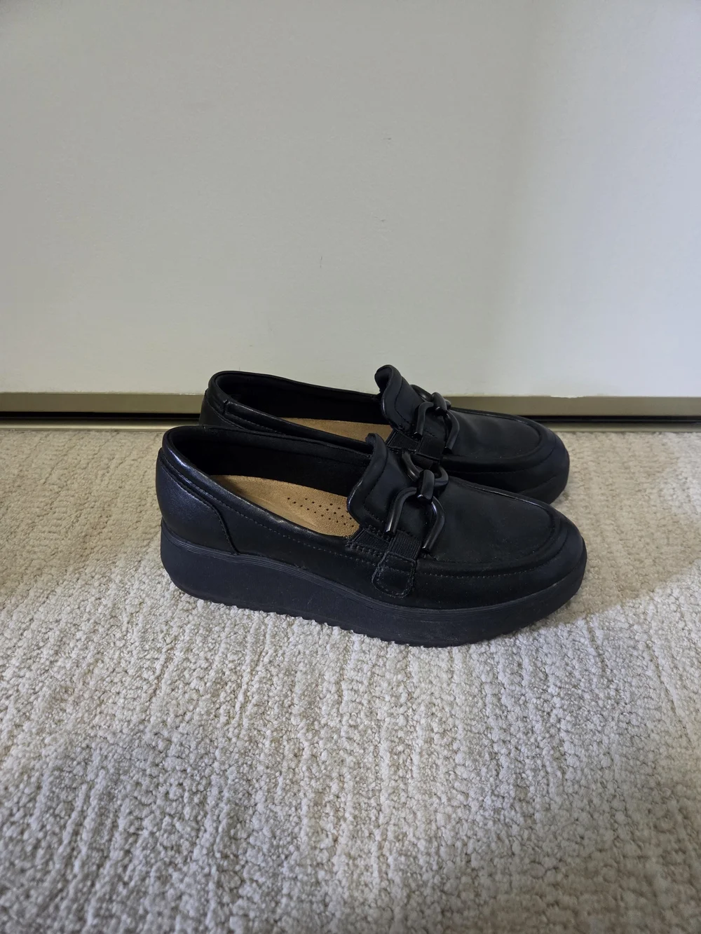 Clarks Black Leather Women's Loafers with Decorative Bit 6.5 - Picture 2 of 3